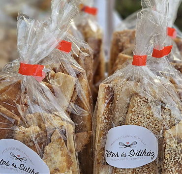 sajtos rúd sós, fokhagymás, vagy chilis ízben - kapható kimérve és csomagolva is.